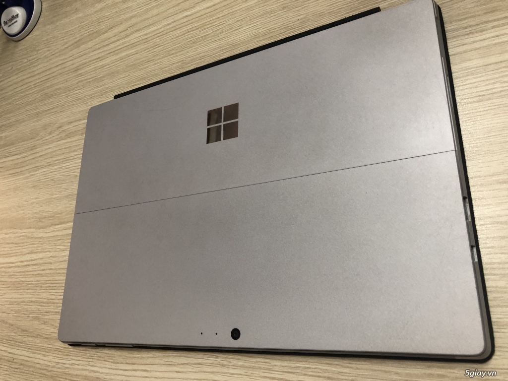 Surface Pro 5 laptop sang trọng - giá sinh viên