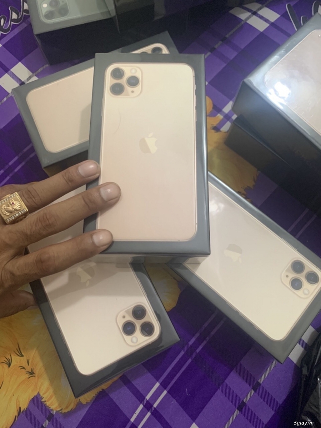 Iphone 11 pro max  64g gold nguyên seal chưa khui chưa active ! Mã ZA