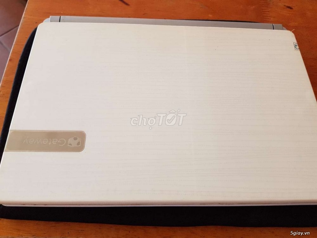 Laptop Gateway mini 10.1inch, màu trắng rất đẹp, nhỏ gọn, bỏ cốp xe,