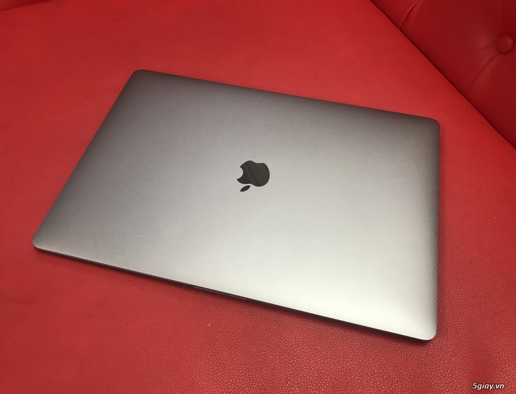 Macbook Pro 15 inch (MPTR2) - 2017 - Space Gray - 1