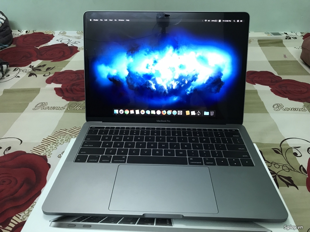 MACBOOK PRO 13”3 2017 GREY 99,99% Pin mới 16 vòng sạc