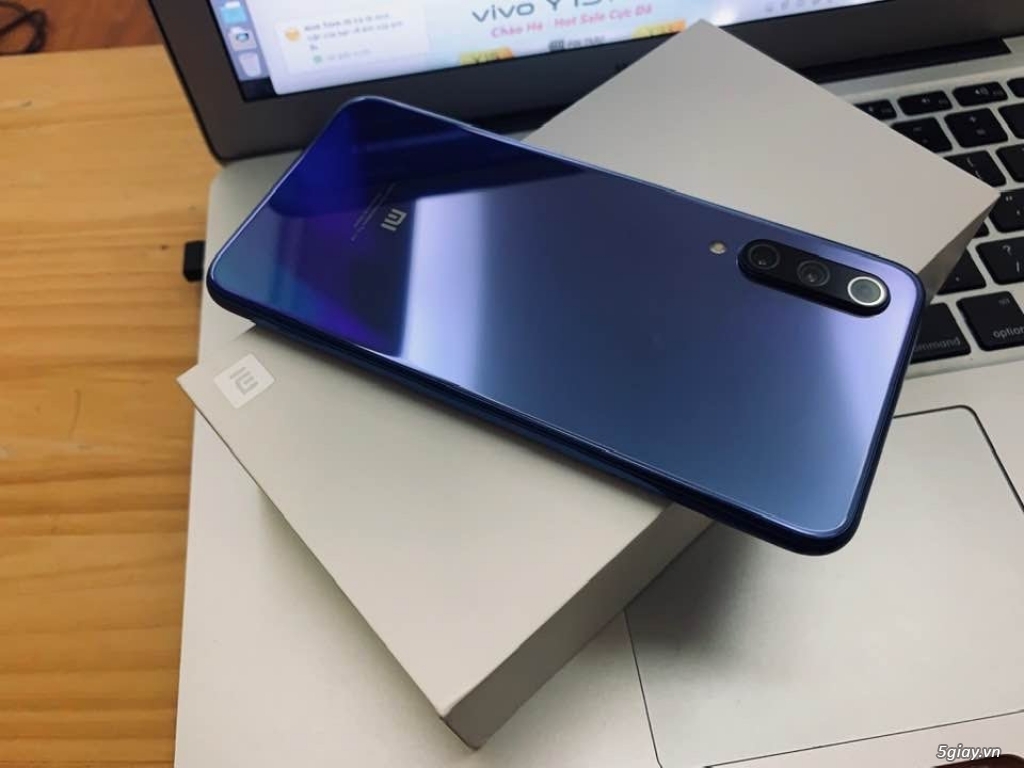 Xiaomi Mi 9 se fullbox bảo hành vàng tới 4/2020