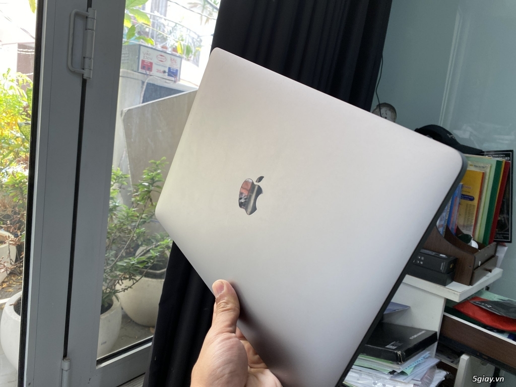 Bán MacBook Pro 2018 gray 13 inch Tourch Bar i5 8GB 256GB