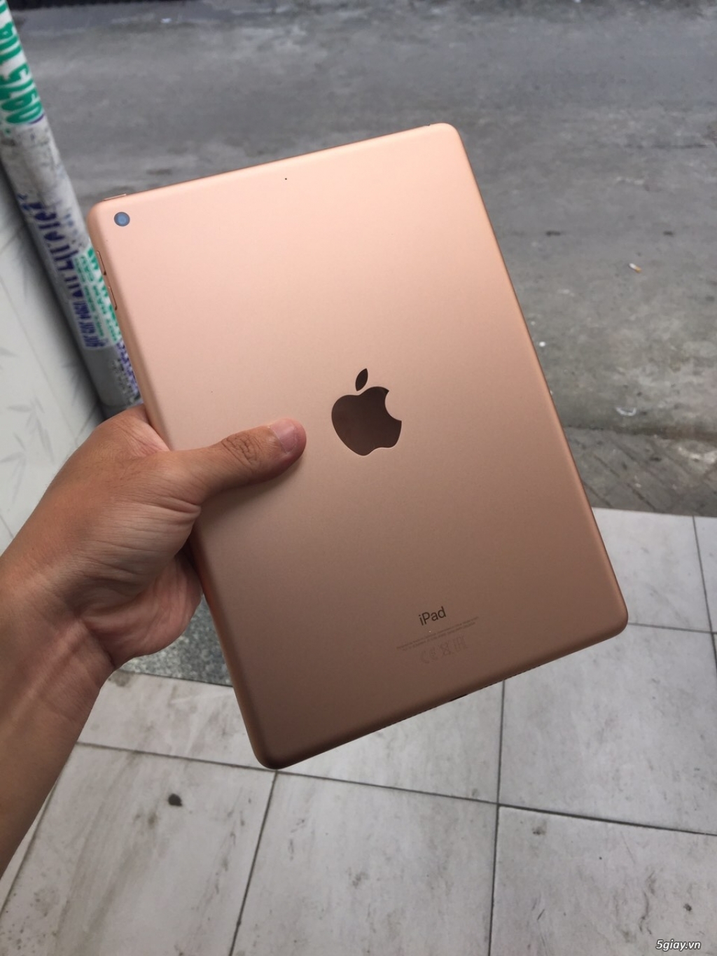 ipad gen 6 Gold 32gb wifi fullbox đẹp lung linh còn bh tgdđ T5/2020 - 2