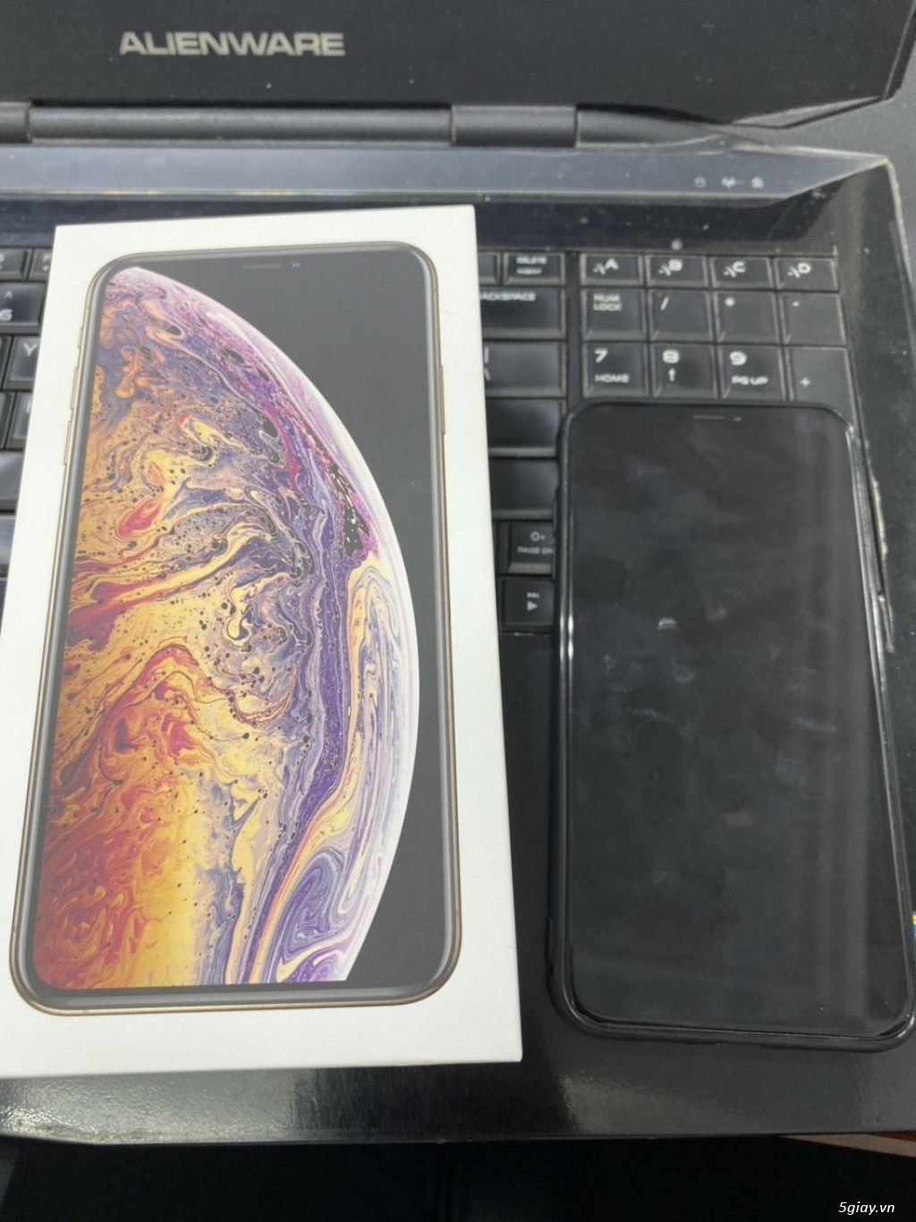 E cần bán 1 em Iphone Xs Max 256GB 2 sim màu gold ạ !