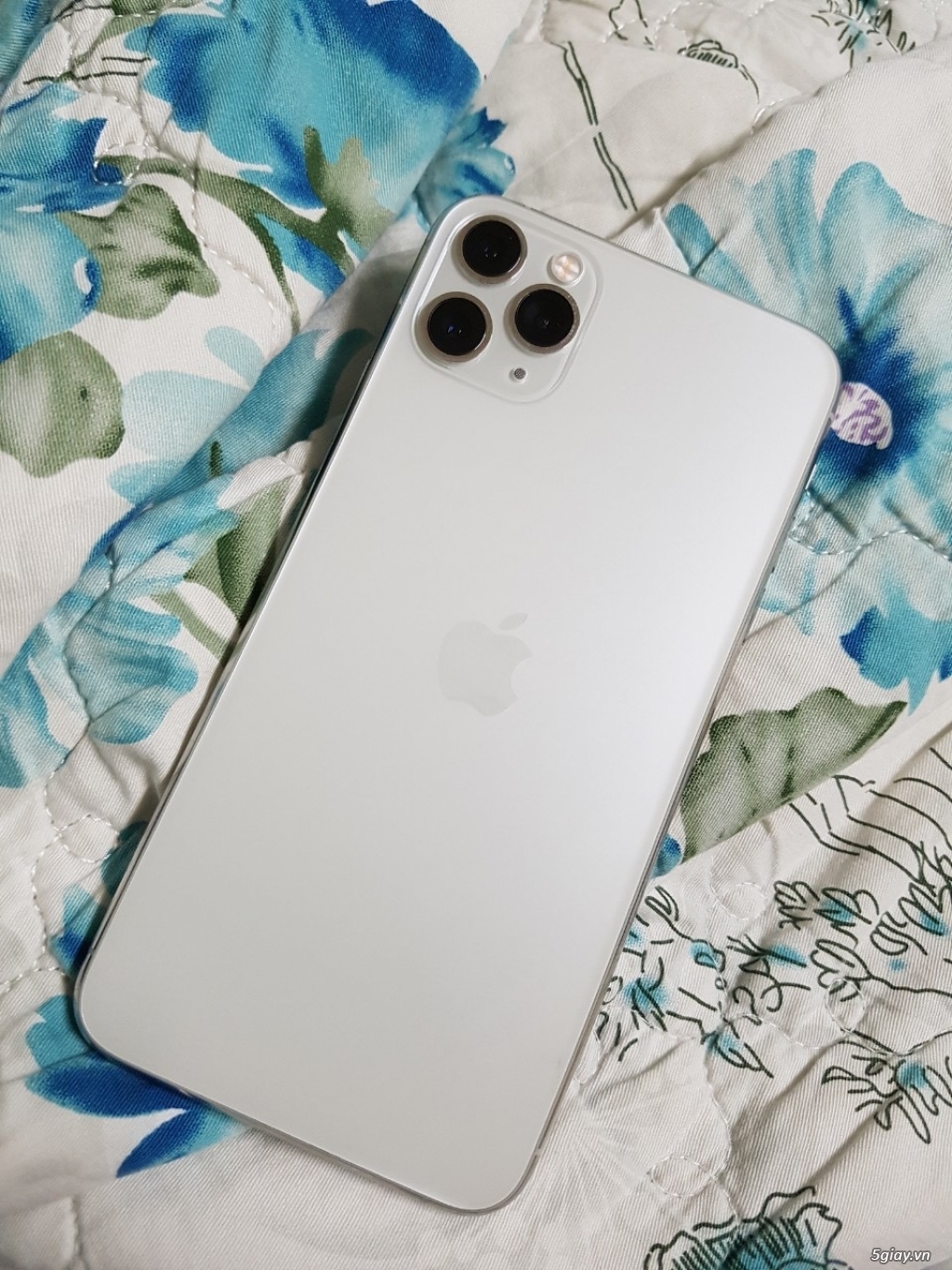 Sở hữu chiếc điện thoại đẳng cấp nhưng vẫn vô cùng tinh tế với màu trắng của iPhone 11 Pro Max. Thiết kế sang trọng, hiệu năng mạnh mẽ cùng camera chụp ảnh siêu phẩm, đây là lựa chọn hoàn hảo dành cho những người yêu thích công nghệ và thị hiếu thẩm mĩ cao.
