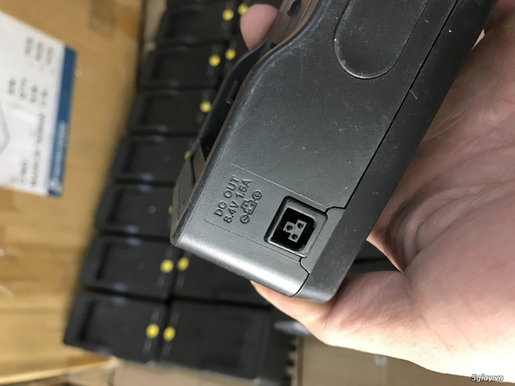 Sạc pin máy quay đèn SONY pin L F970 - 4