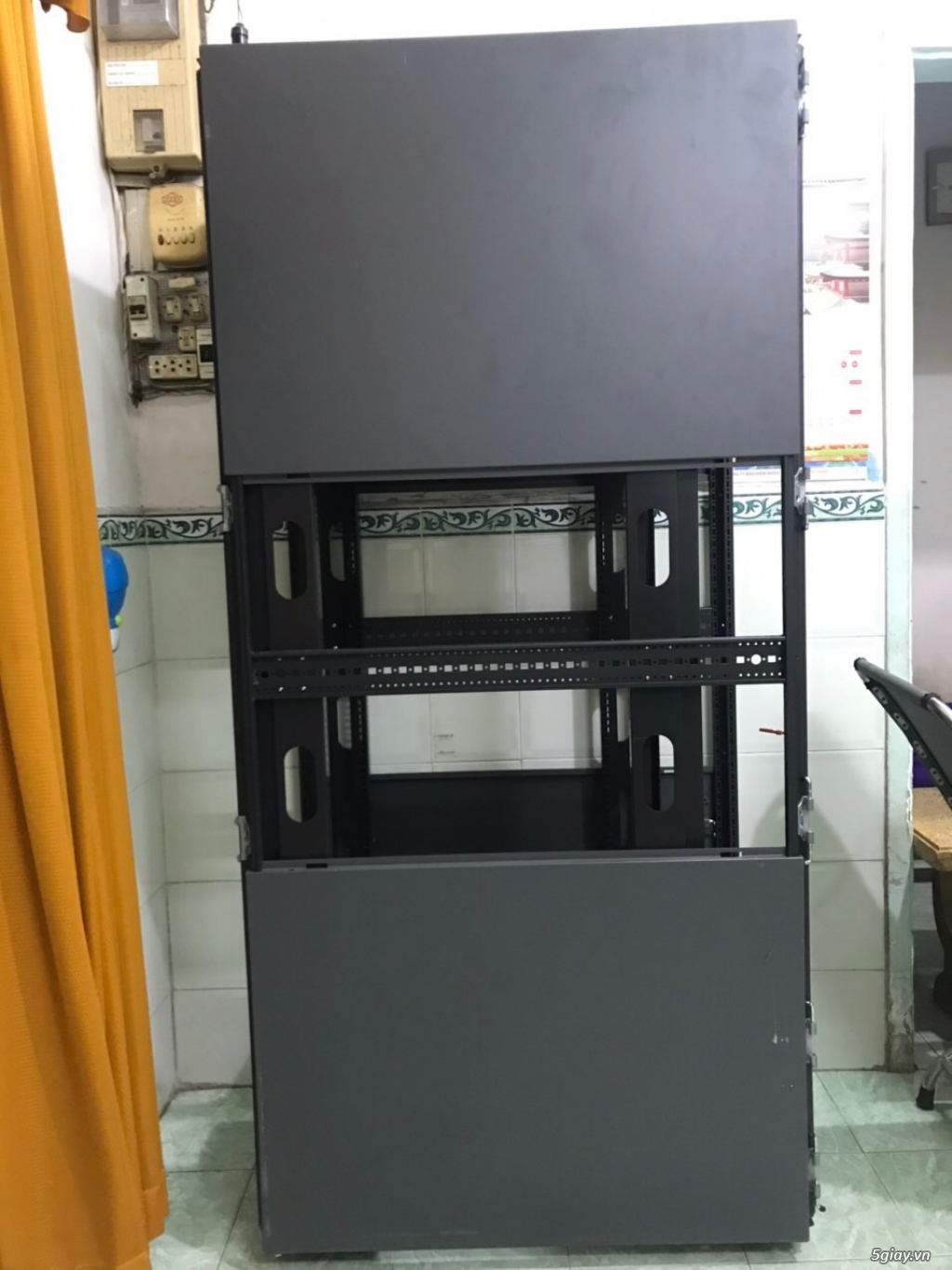 Thanh lý 02 tủ rack