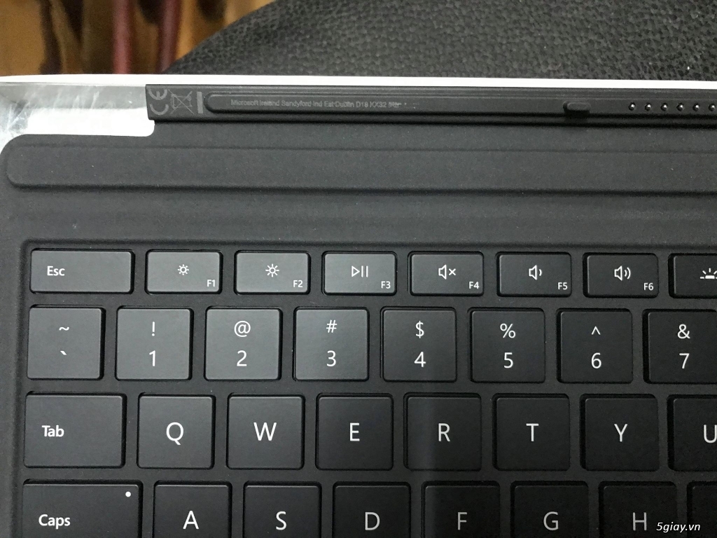 Cần bán bàn phím Surface Pro Black - 3