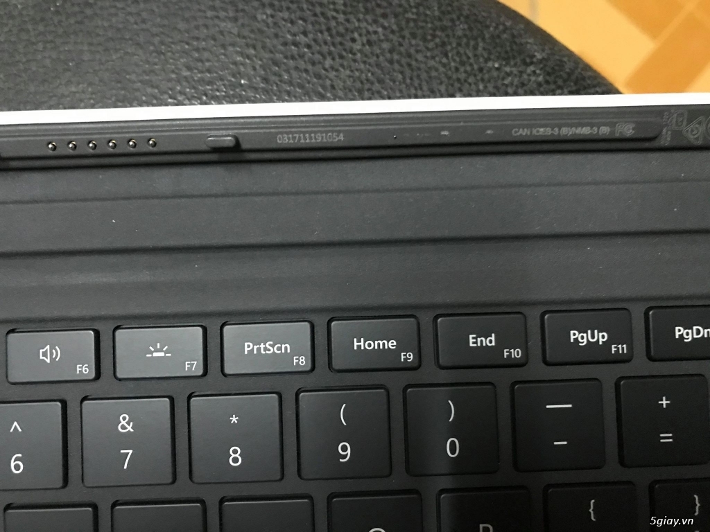 Cần bán bàn phím Surface Pro Black - 2