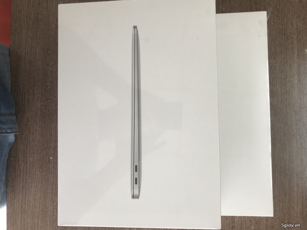 Được tặng dư không dùng bán Macbook air 2018