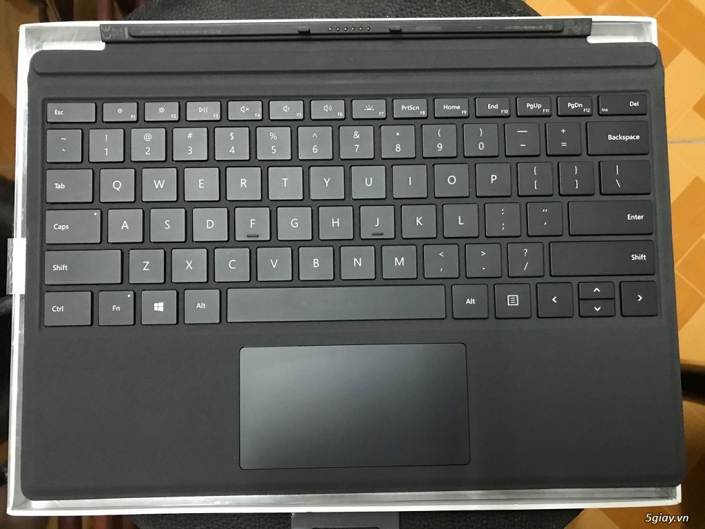 Cần bán bàn phím Surface Pro Black - 4