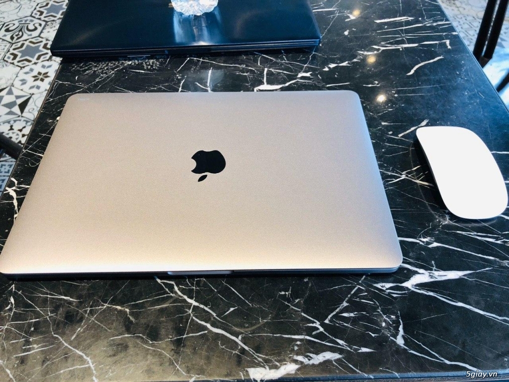 MB Pro 13 inch 2018 8GB I5 512GB + Apple Mouse 2