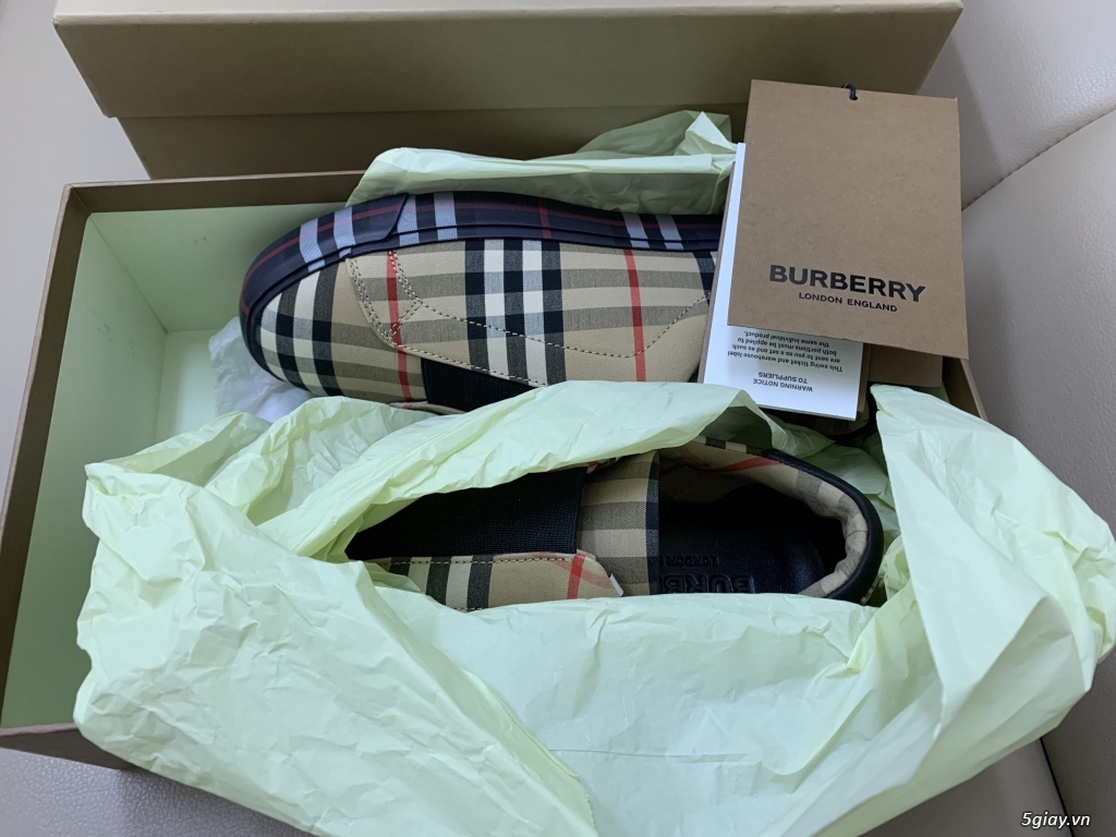 Cần bán 2 đôi giày nữ Burberrry fullbox 100%, giá 6-8tr - 1