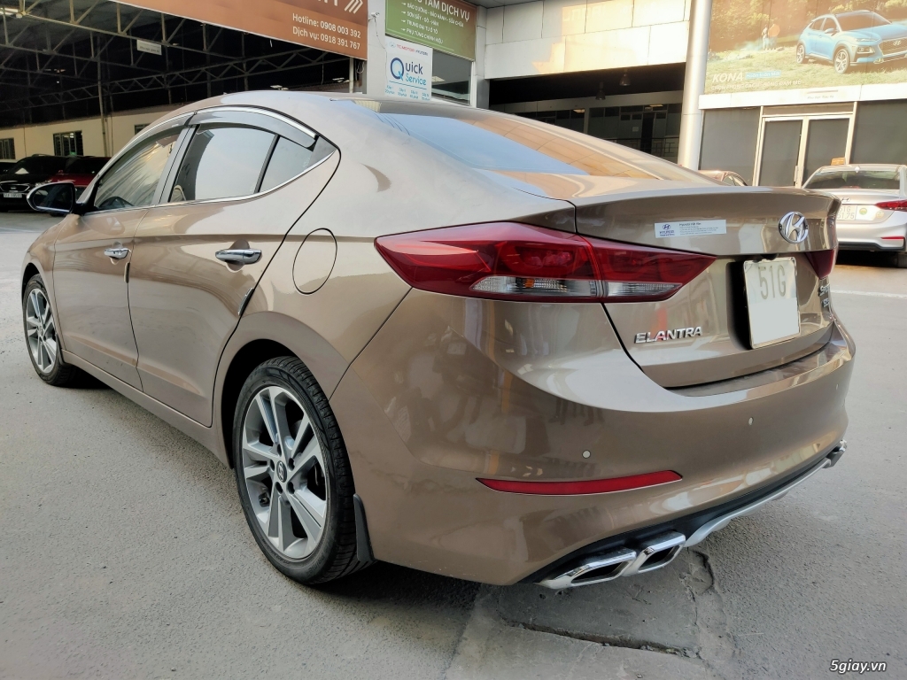 Cần Bán Hyundai Elantra 2.0AT sx 2016 BSTP xe trùm mền 28,000km - 2