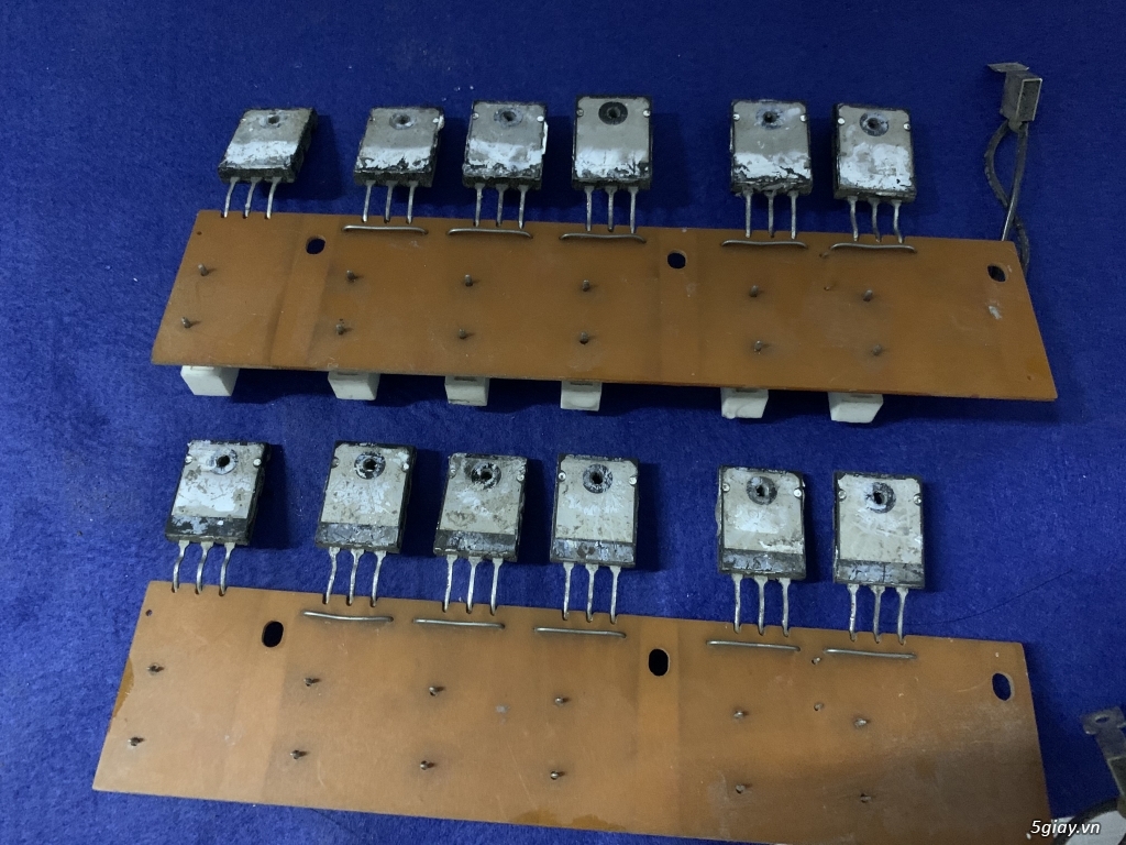 Bộ sò 12 con 2SC3281 tháo trong ampli truyền thanh Toa pa3640b. Ai cần