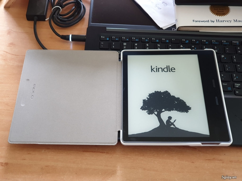 Máy đọc sách Kindle Oasis 2 used đẹp như mới tặng bao da MoKo-2