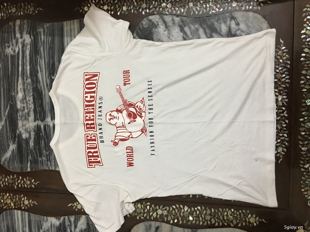 Đến BeeCost và khám phá bộ sưu tập True Religion T Shirt với giá cực kỳ hấp dẫn! Bạn sẽ không phải bỏ ra quá nhiều tiền để sở hữu một chiếc áo phông chất lượng từ thương hiệu nổi tiếng này. Đây là cơ hội tuyệt vời để thể hiện phong cách của bạn với một chiếc áo đặc biệt trong tháng 4 năm 2024 này.