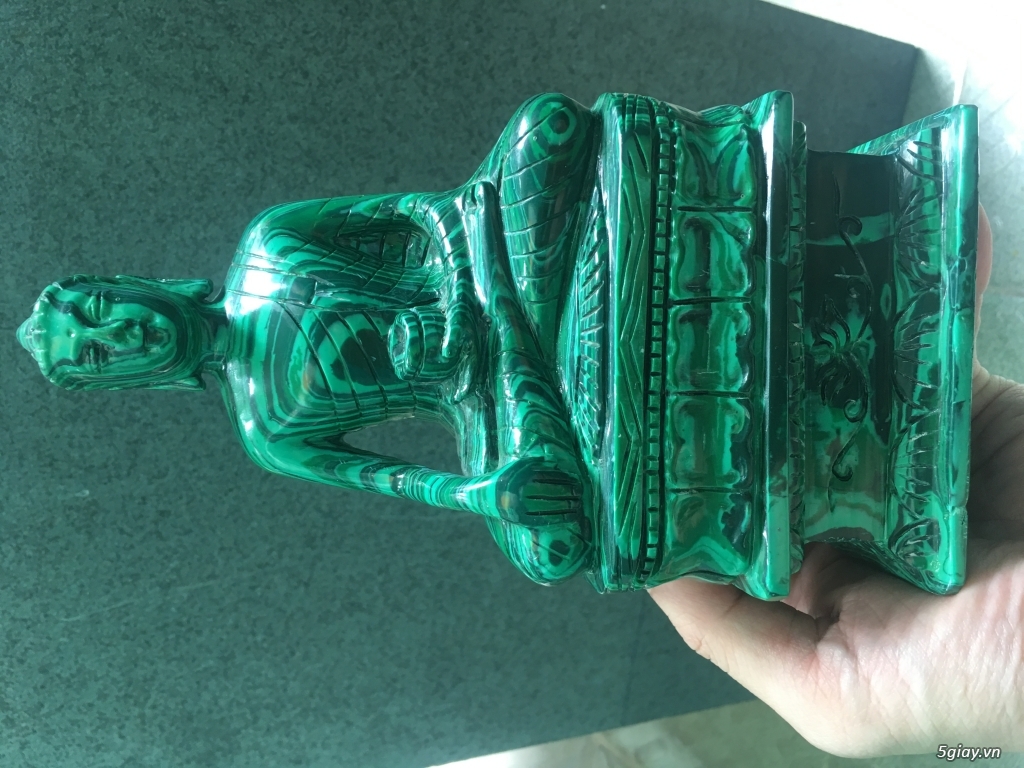 Tượng đá lông công