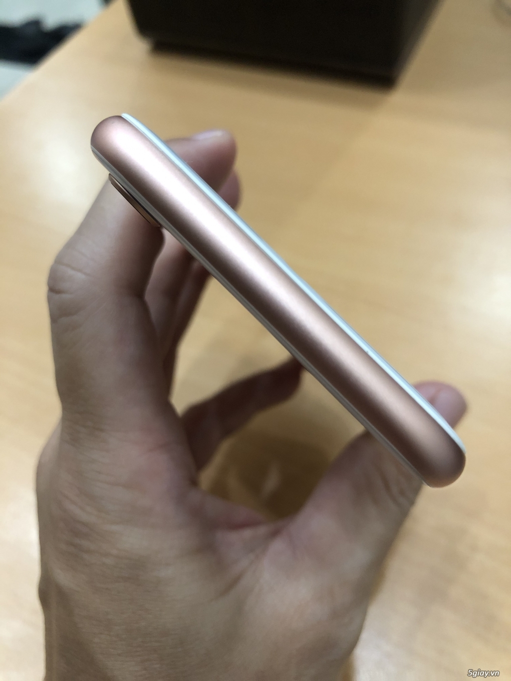 Bán iphone 8 64gb gold quốc tế máy đẹp và zin 100%.