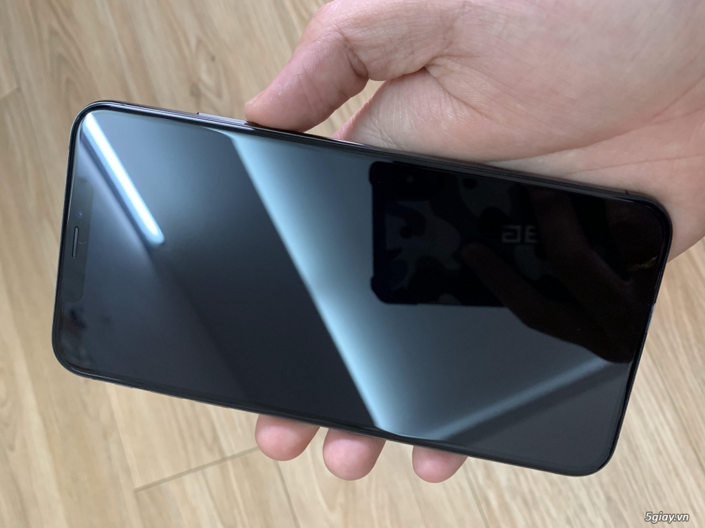 Iphone xs Max 256G Quốc Tế màu đen zin, mới 99% không vết trầy xướt.