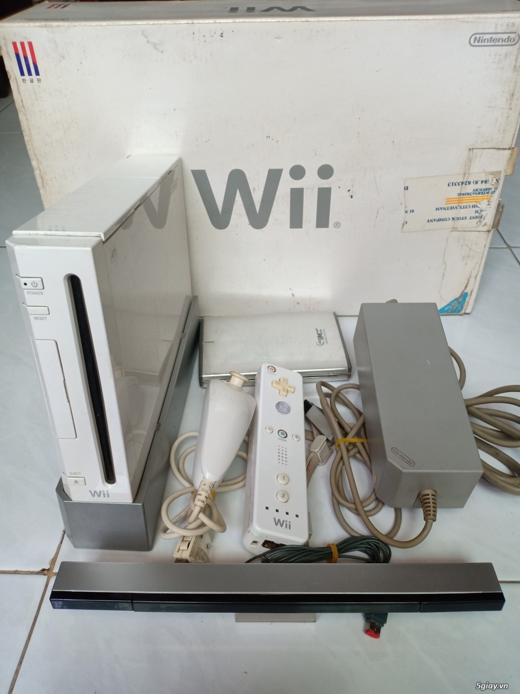 Cần bán : một máy Wii +tay+nguồn 220v - 1