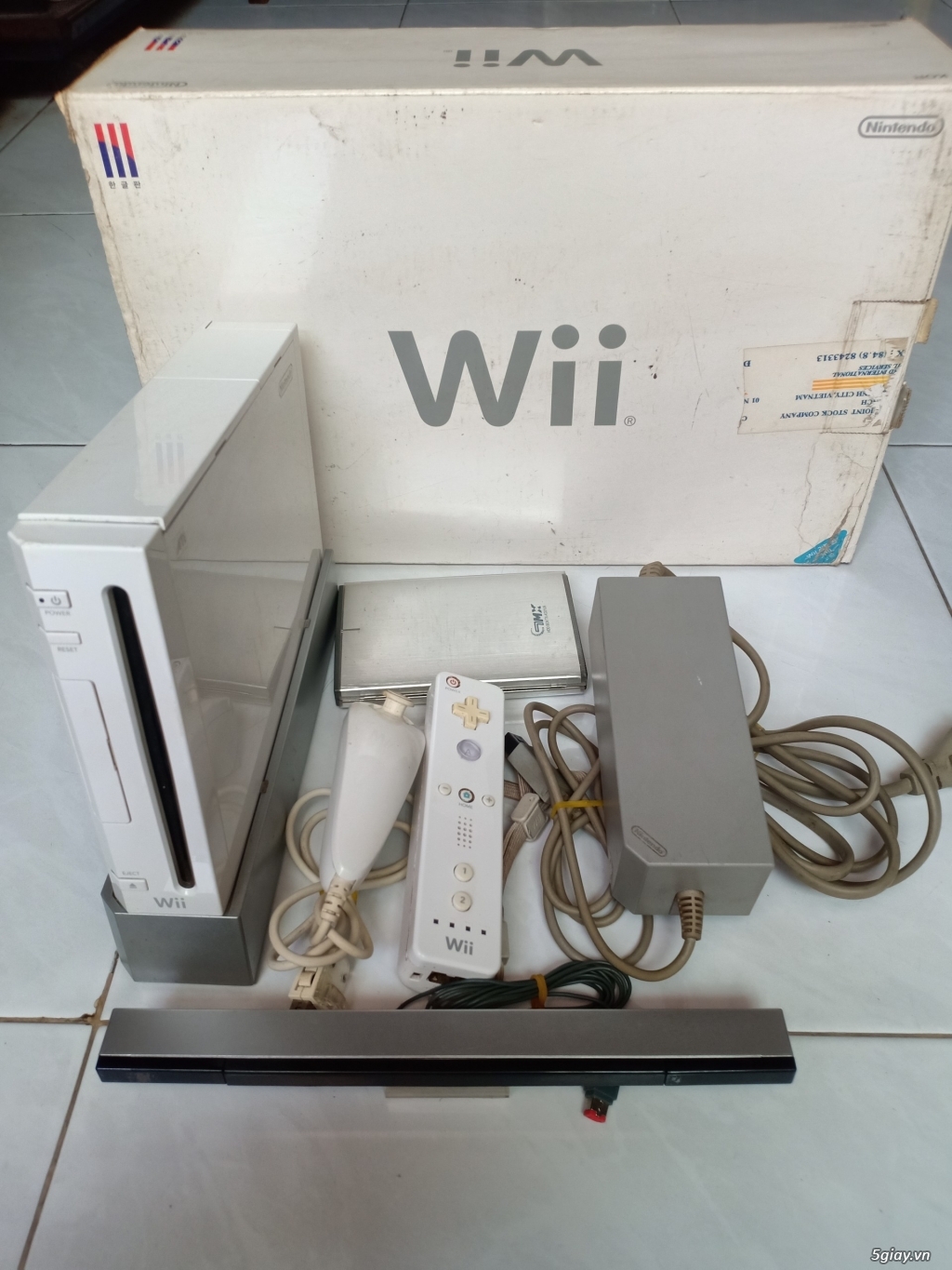 Cần bán : một máy Wii +tay+nguồn 220v - 2