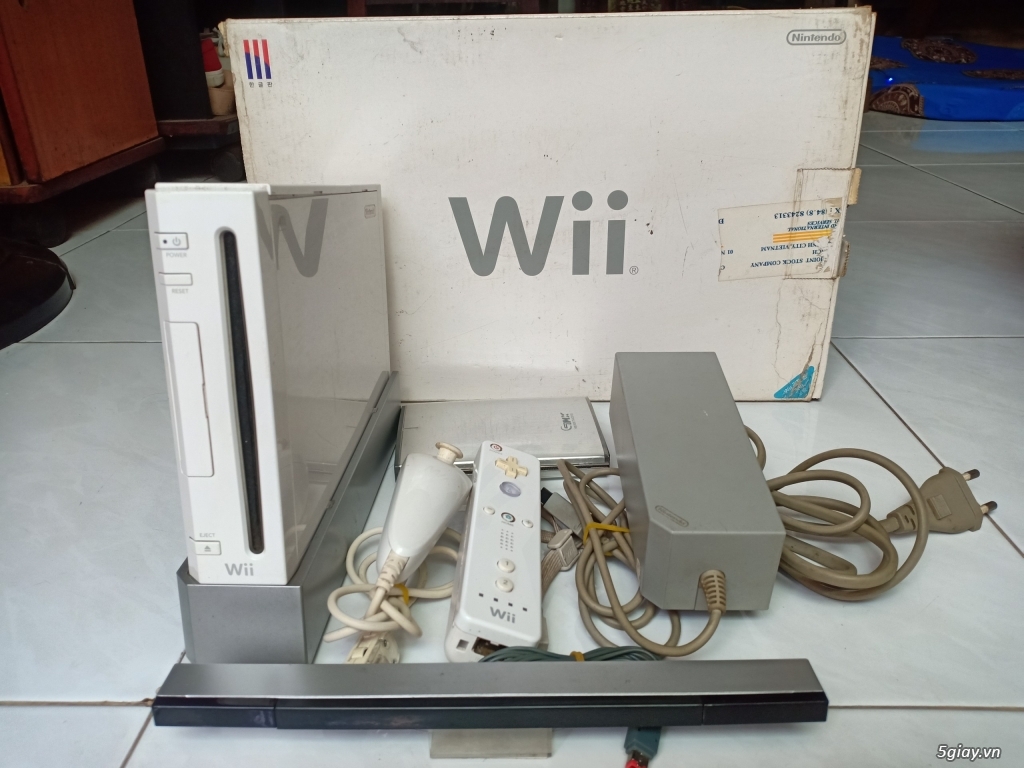 Cần bán : một máy Wii +tay+nguồn 220v