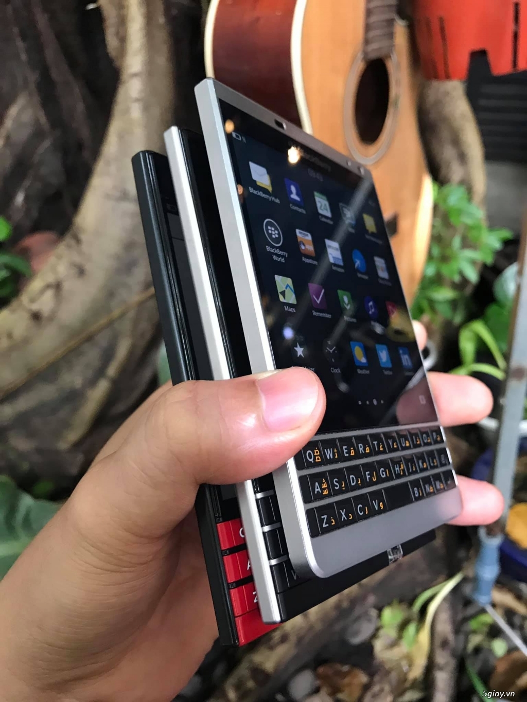 Blackberry KeyOne và Passport - 3