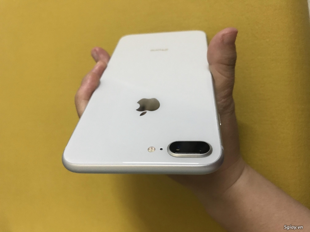 Để tôn lên vẻ đẹp trẻ trung và hiện đại, hãy cùng xem những tấm hình ảnh được chụp của chiếc iPhone 8 Plus trắng sáng rực rỡ nhất. Bốn góc quay cho bạn toàn cảnh sản phẩm từ những chi tiết nhỏ nhất đến thiết kế chắc chắn bên trong.