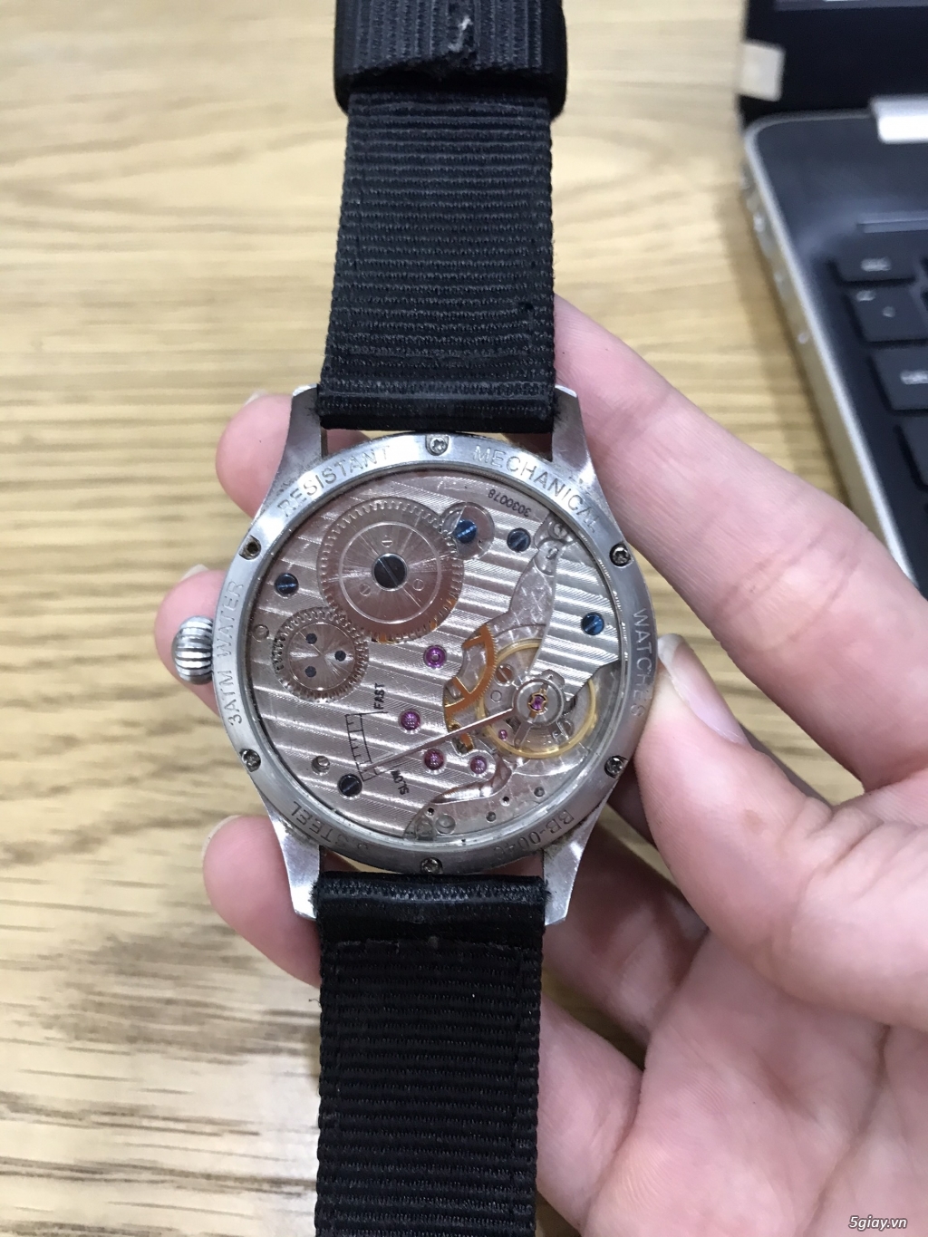 Đồng hồ lên dây cót tay Nam chính hãng của Nhật size 42