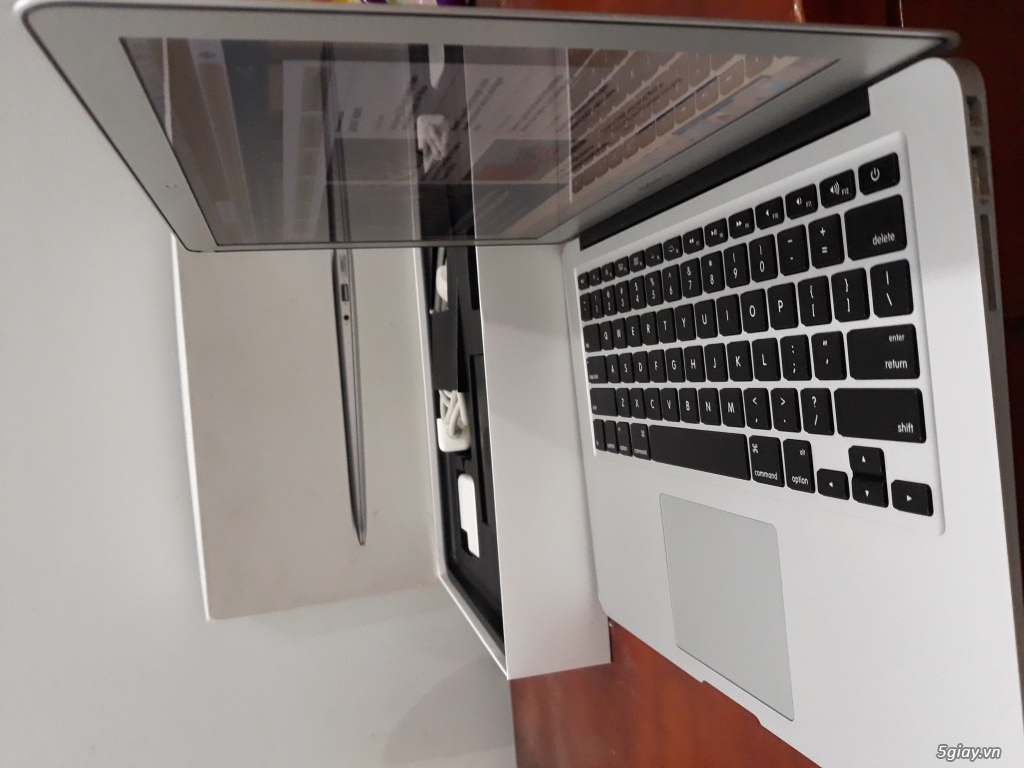 macbook air 13-inch 128GB, Core i5, HD Graphic 6000 - 3