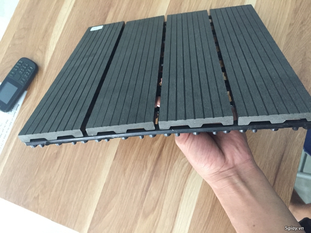 Tấm sàn nhựa giả gỗ lát ban công màu xám ghi 30x30cm