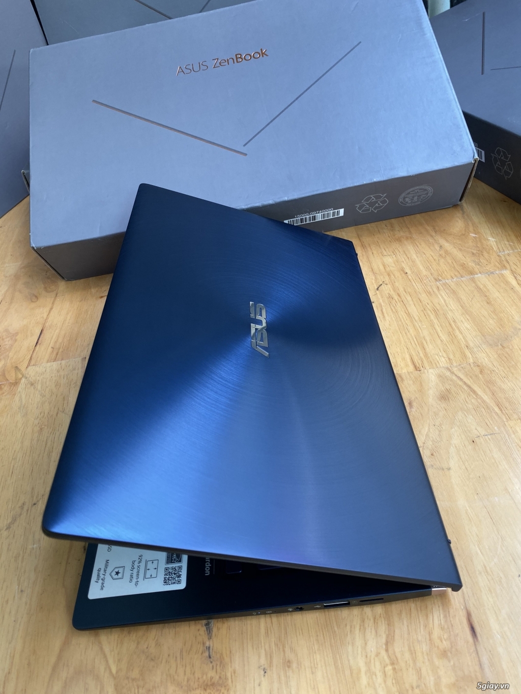 Cần bán Laptop Asus Zenbook UX434F, i5 8G, 512G chỉ 1.26kg, 2 màn hình