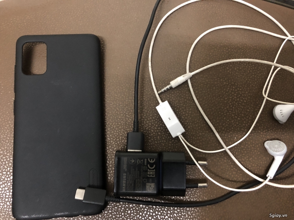 Cần bán:sạc cáp/tai nghe Samsung chính hãng - ốp Nillkin cho A51