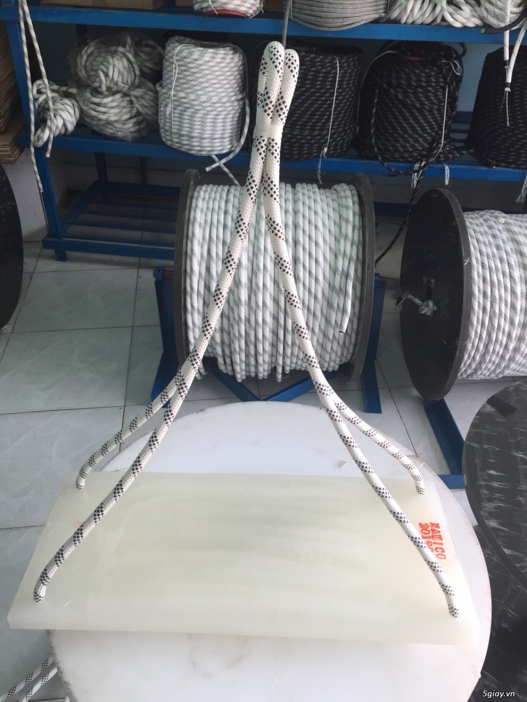 Bàn ngồi đu dây sơn nước, lau kính