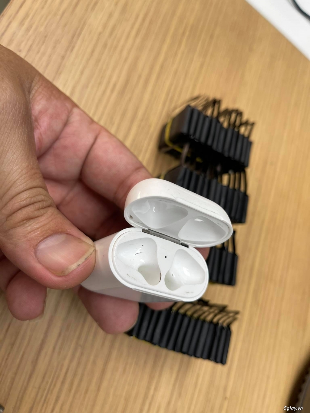 Thay pin dock sạc Airpods 1 - Airpods 2