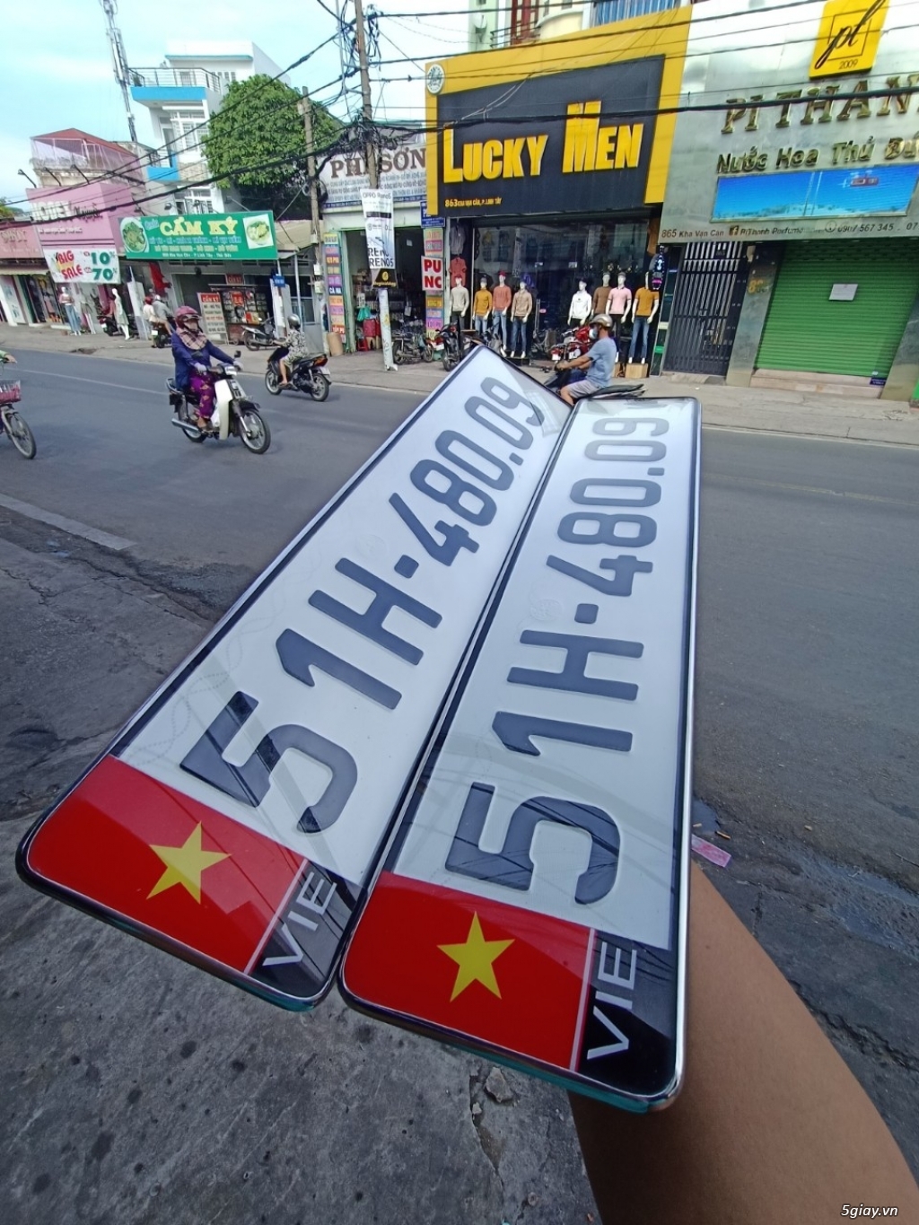 ÉP KHUNG BIỂN SỐ ĐẸP,CHỐNG NƯỚC Ở THÀNH PHỐ THỦ ĐỨC .ĐỘI GT RẠCH CHIẾT - 1