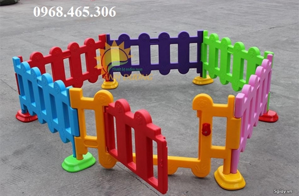 Hàng rào nhựa nhiều màu tạo không gian vui chơi