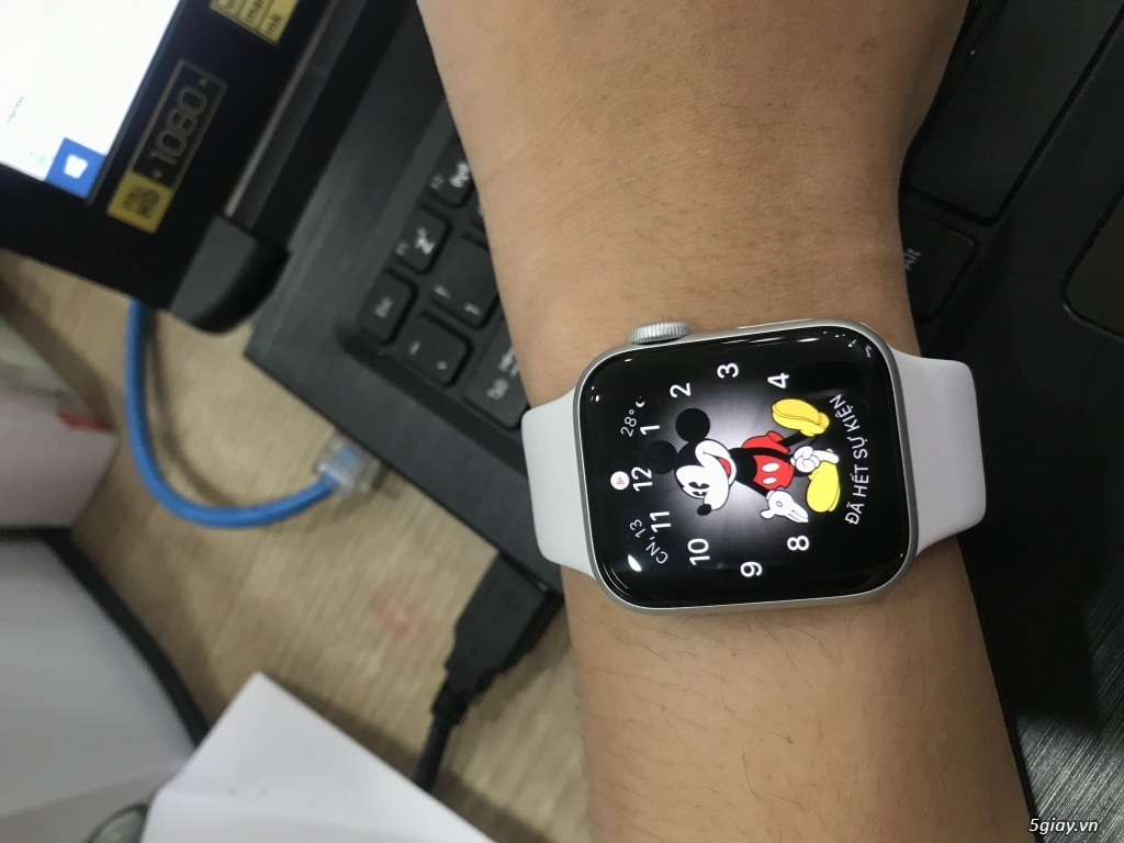 Apple Watch SE bản GPS 40mm giá siêu rẻ, hàng zin