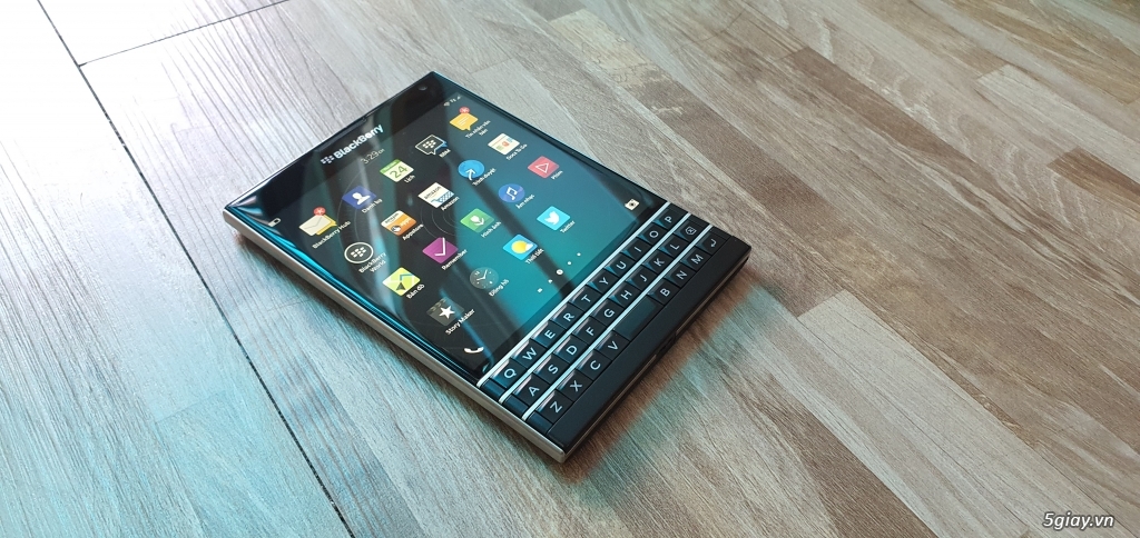 cần bán blackberry passport còn cực đẹp , nguyên zin , đẳng cấp doanh - 18