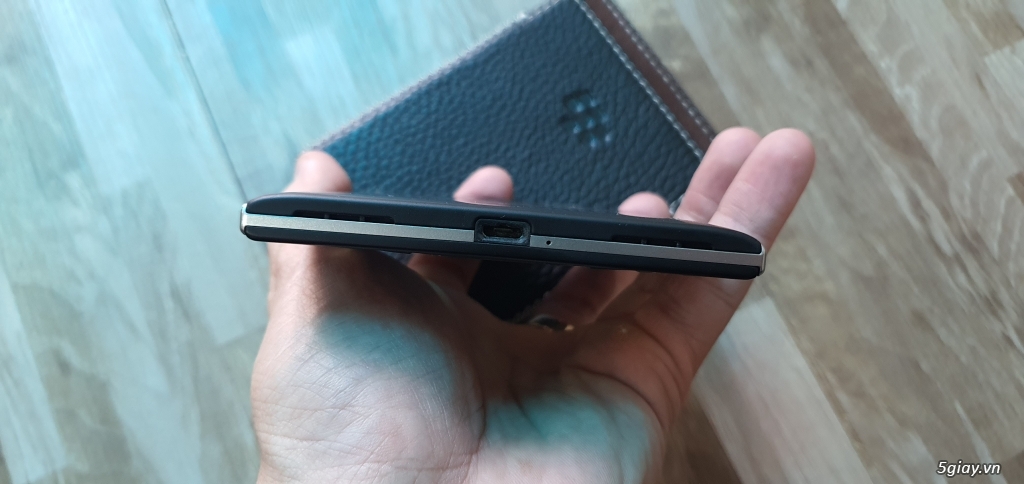 cần bán blackberry passport còn cực đẹp , nguyên zin , đẳng cấp doanh