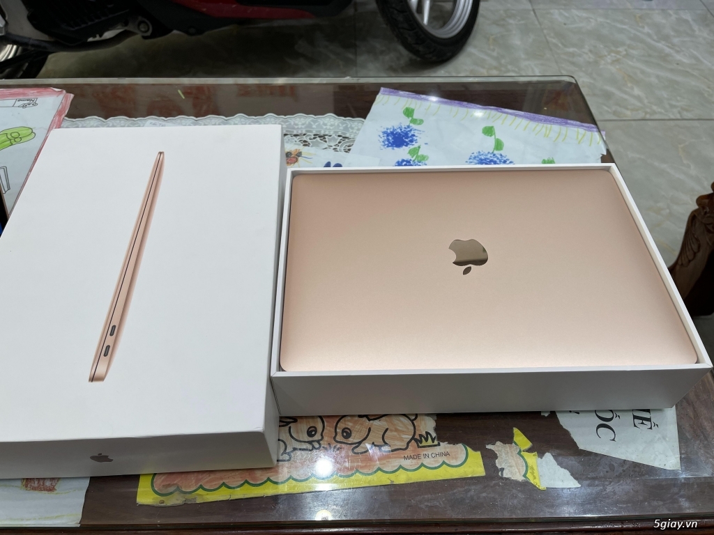 Bán MacBook Air 2019 Retina 13' SSD 512G, Mới Sạc Pin 25 Lần, Như Mới