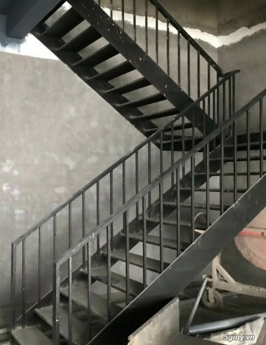 Cầu thang sắt lên sân thượng - 3