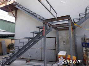 Cầu thang sắt lên sân thượng