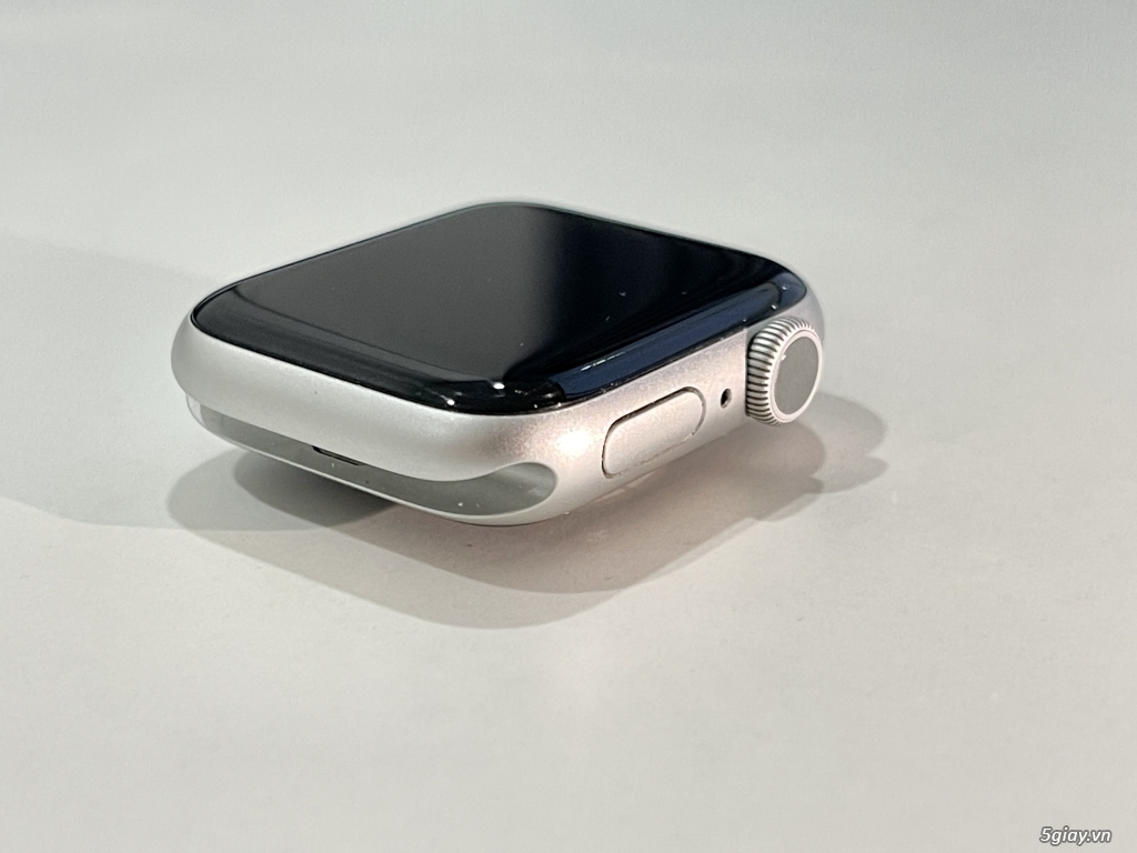 Apple Watch Series 5 - 40mm tặng kèm dây LAUT Steel và Sport Band Zin