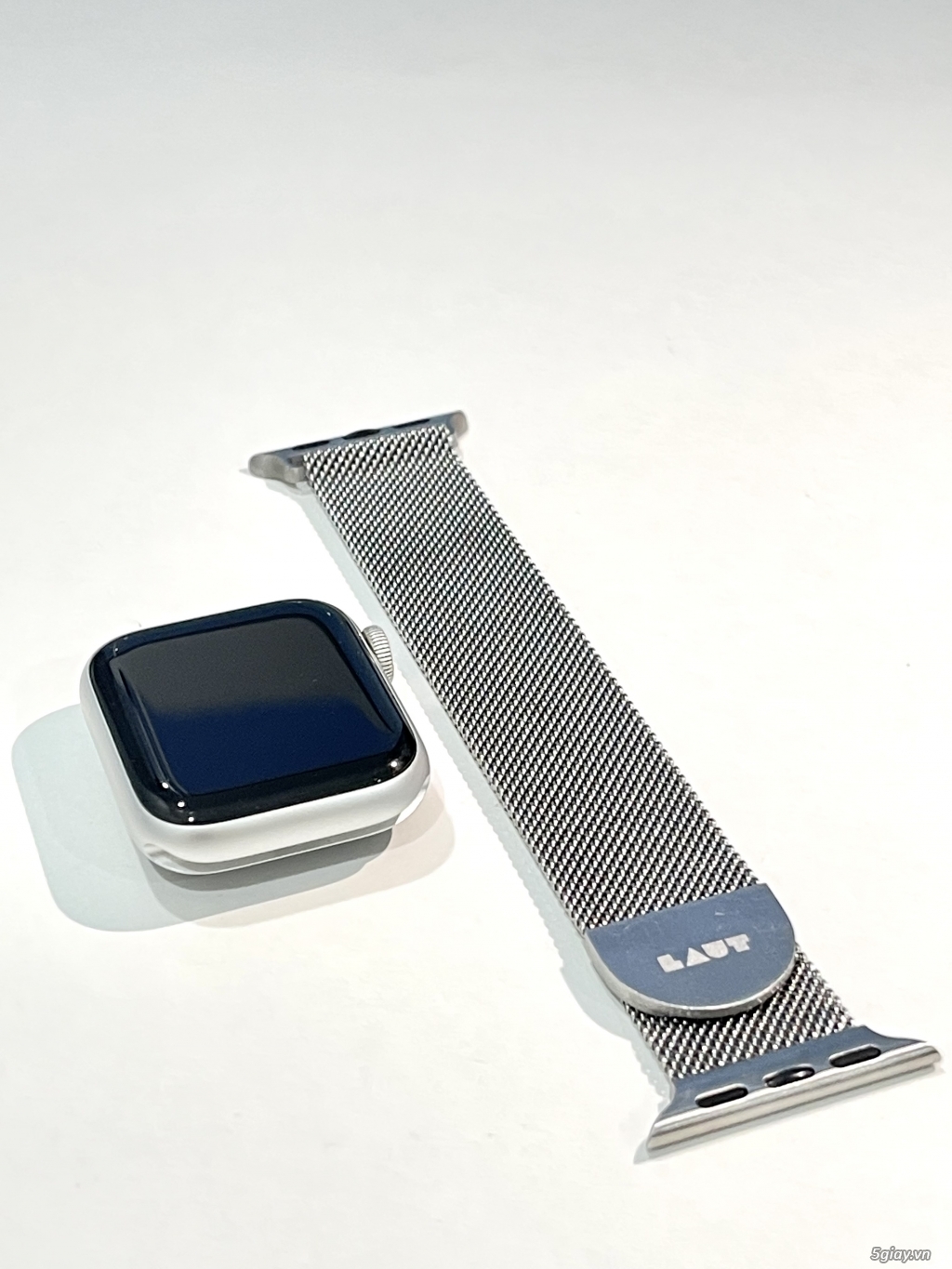 Apple Watch Series 5 - 40mm tặng kèm dây LAUT Steel và Sport Band Zin - 1