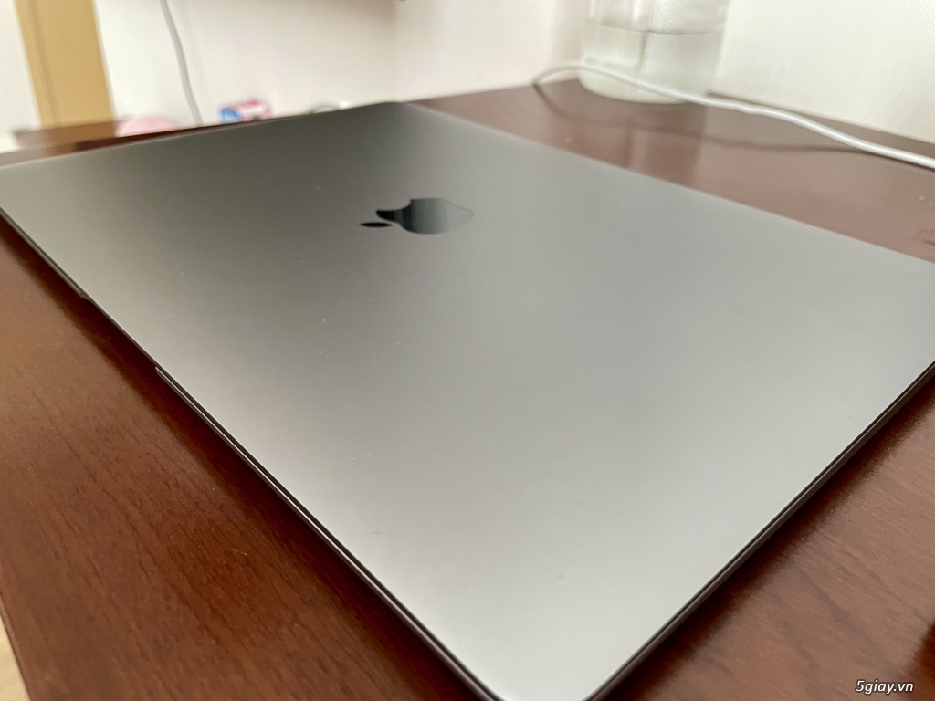 Cần bán Macbook air 2019 99% giá tốt