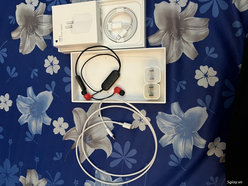 Linh tinh ( củ sạc, cáp zin theo máy iphone + tai nghe bluetooth)