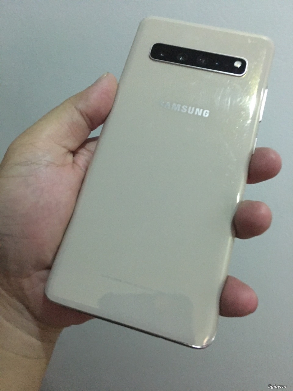 Samsung S10 5G màu gold new 98% đẹp zin. Giá tốt cho anh em